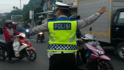 Unit Lantas dan unit Patroli Polsek Tanjungsari, Rutin Lakukan Pengaturan Lalin dan Penyebrangan 